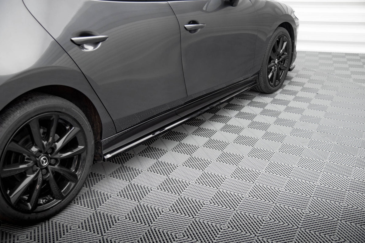 Nærbilde av sideskjørt diffusor for Mazda 3 MK4 med strukturert overflate