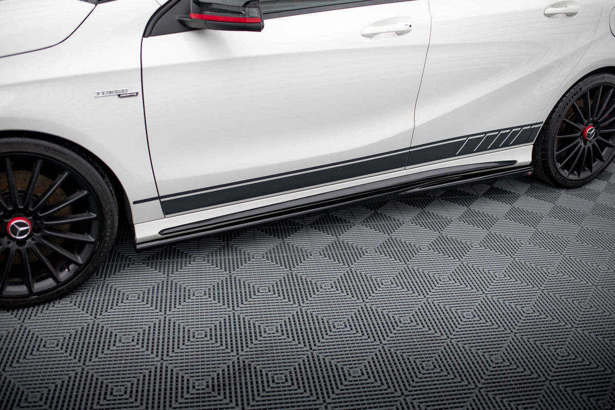 Sideskjørt diffusorer til Mercedes A45 AMG W176 vist som par ovenfra