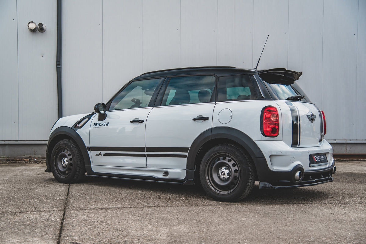 Nærbilde av sideskjørt diffuser for Mini Countryman MK1 JCW i strukturert svart