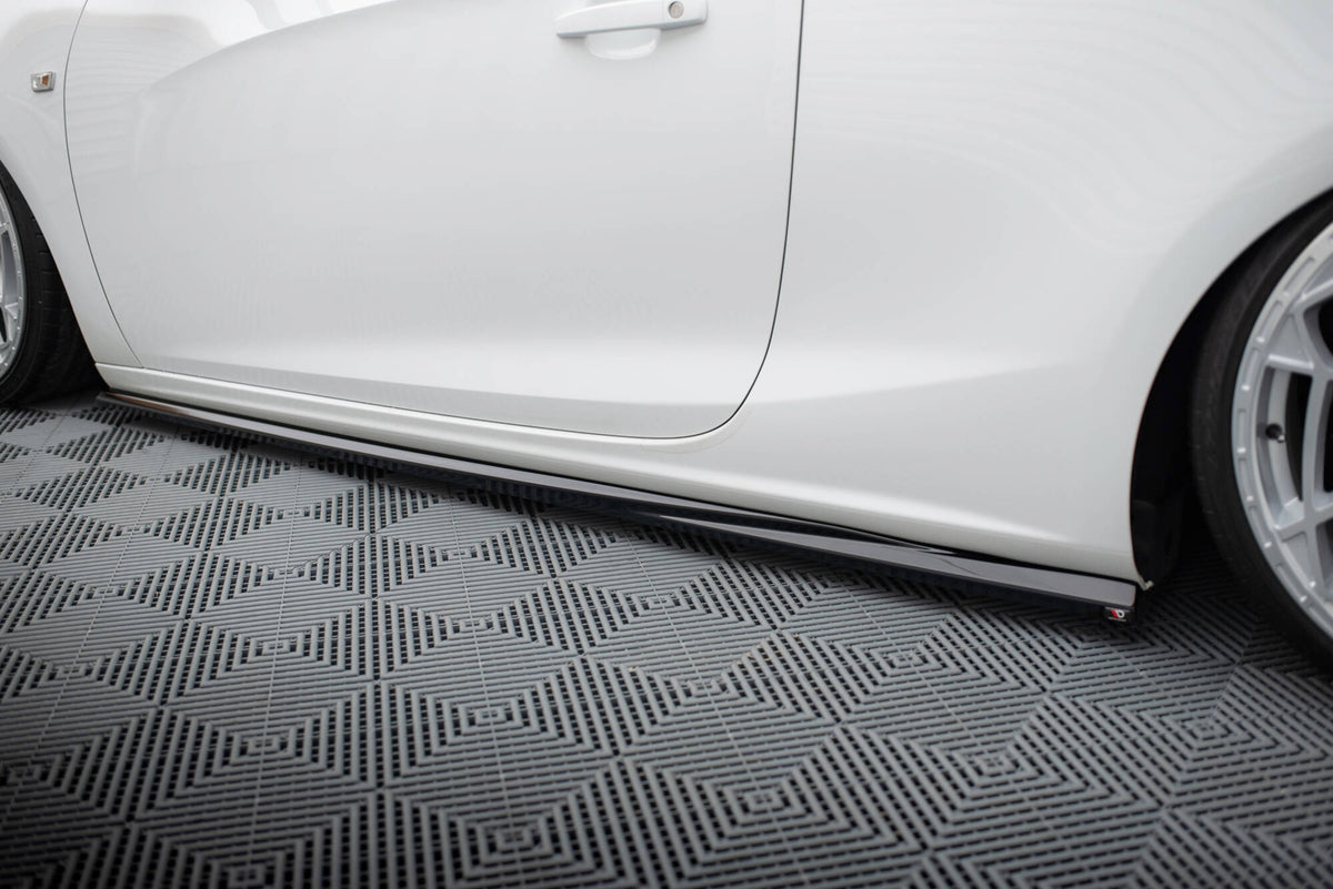 Maxton Design sideskjørt for Opel Cascada vist ovenfra med synlig profil