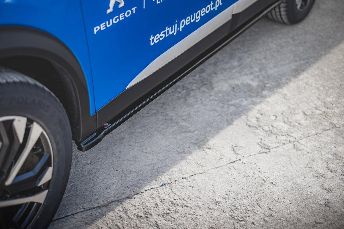 Maxton Design sideskjørt montert på Peugeot 2008 MK2, skrå vinkel forfra