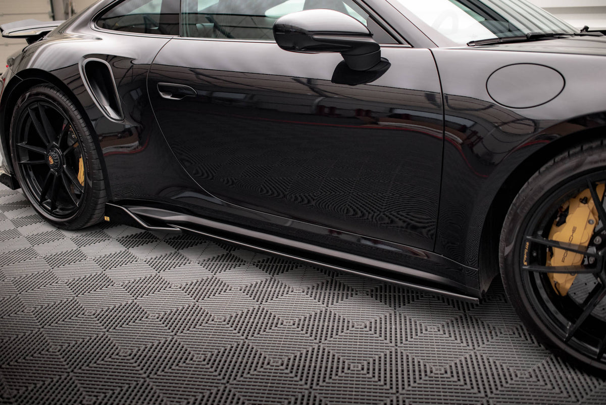 Maxton Design sideskjørt-diffusor montert på Porsche 911 Turbo S 992, sidevisning