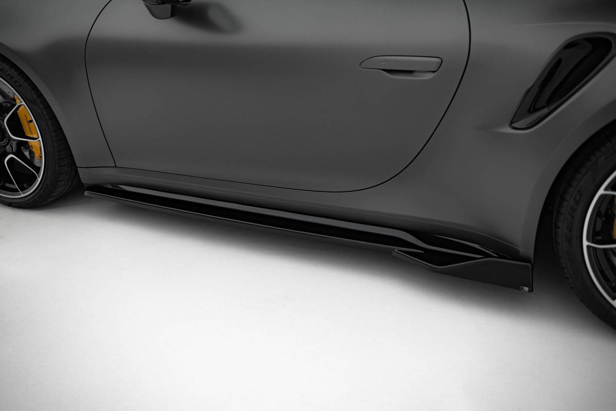 Nærbilde av sideskjørt diffuser i Gloss Black på Porsche 911 992