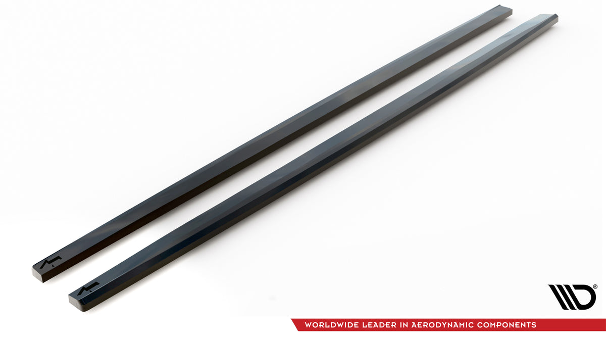 Detaljbilde av sideskjørtdiffuser i blank sort finish for Porsche Panamera 971 Facelift