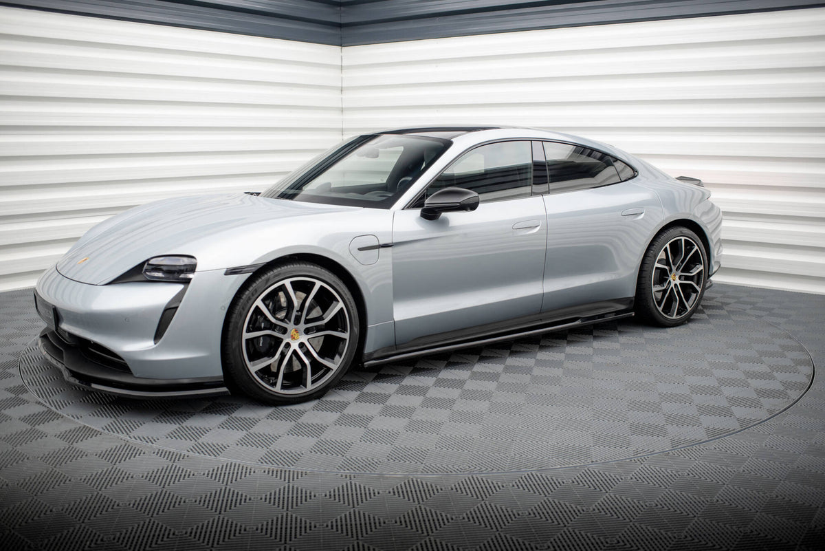 Sideskjørt fra Maxton Design på Porsche Taycan Sport Design sett bakfra med bakhjul synlig