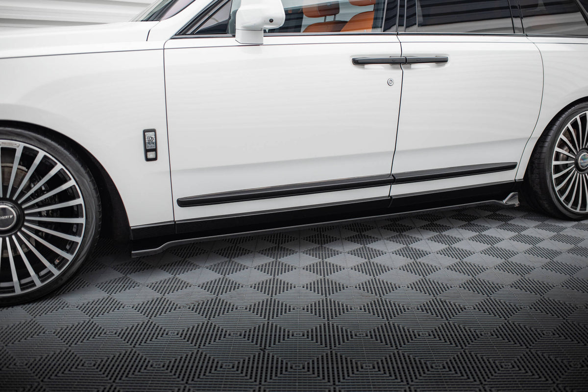 Sideskjørt-diffusorer til Rolls Royce Cullinan montert langs dørterskler, sett fra siden