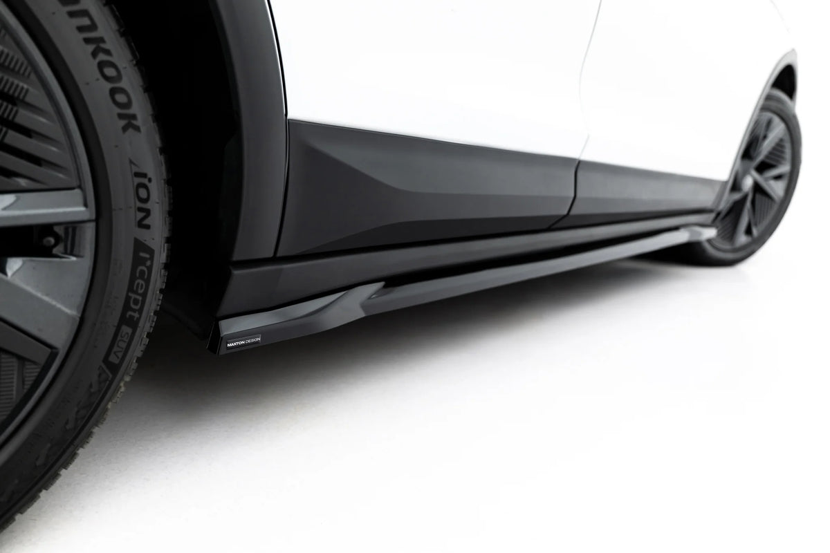 Detalj av Gloss Black-overflate på sideskjørt til Skoda Elroq RS