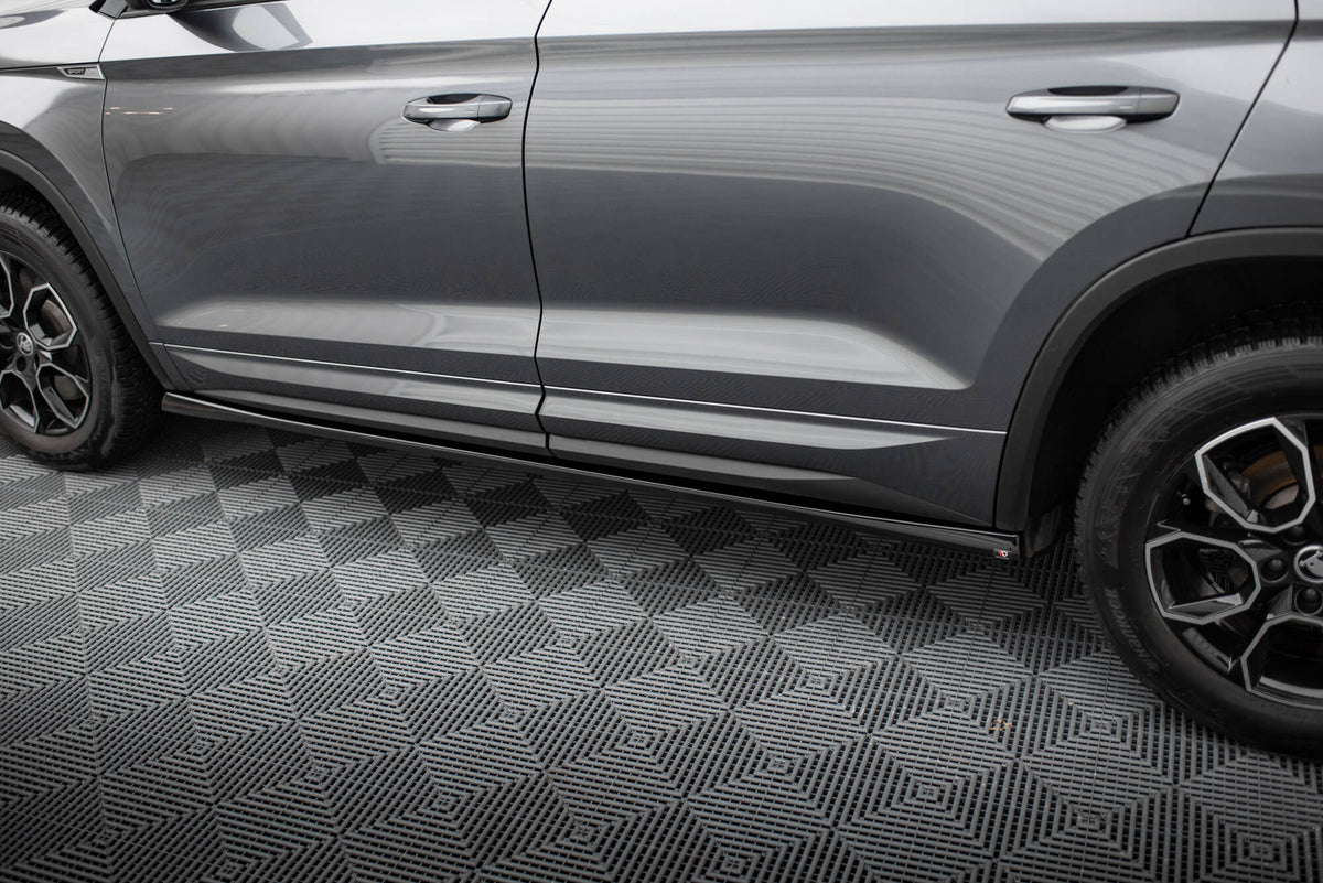 Nærbilde av sideskjørt-diffusor i strukturert sort ABS-plast for Skoda Kodiaq