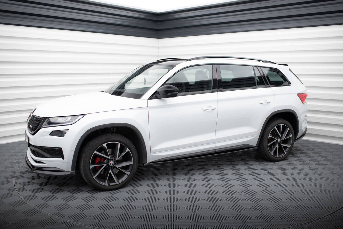 Nærbilde av sideskjørt diffusor til Skoda Kodiaq RS i strukturert svart