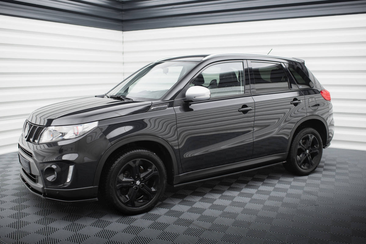 Nærbilde av sideskjørt i sort ABS-plast for Suzuki Vitara S MK2