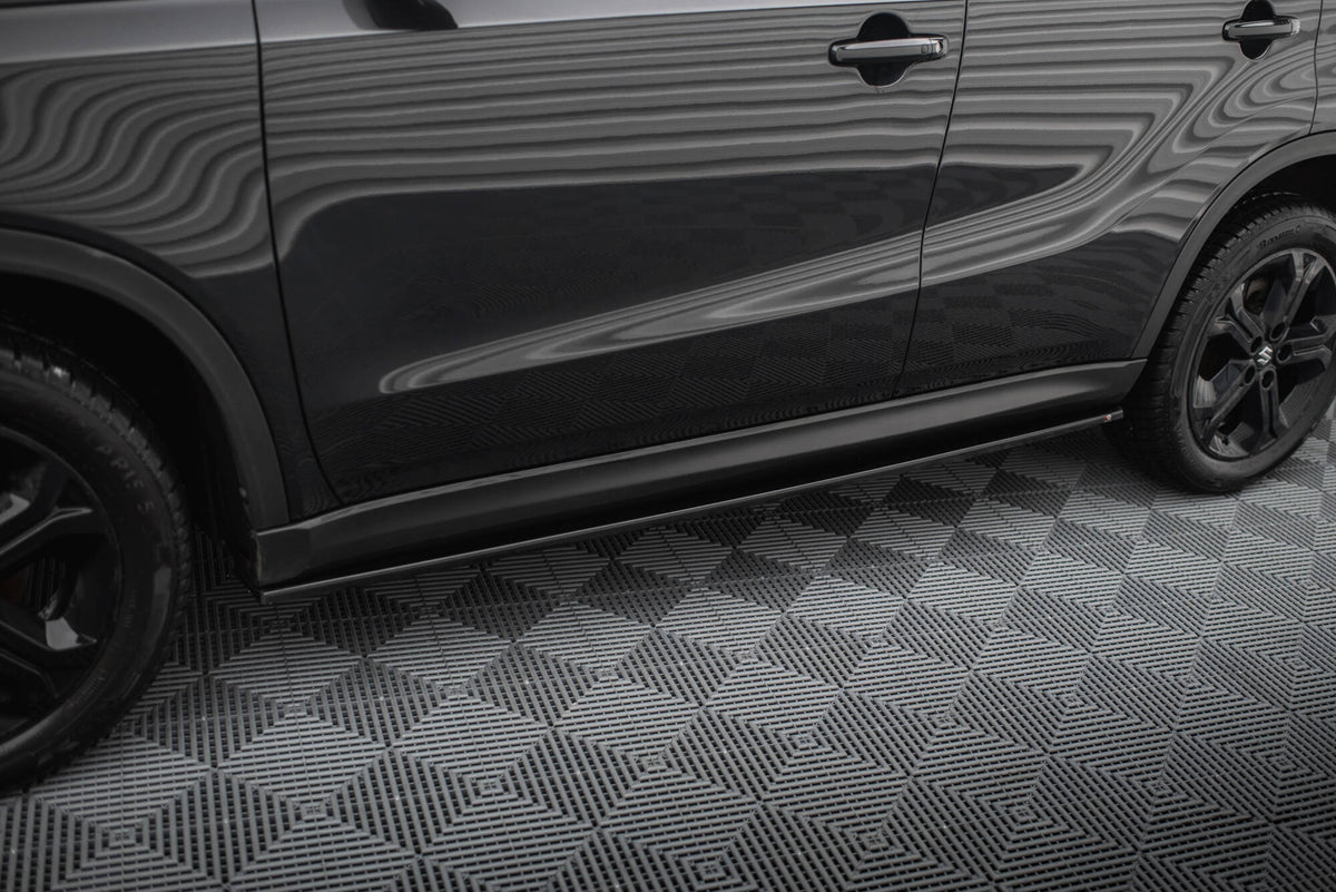 Sideskjørt fra Maxton Design for Suzuki Vitara S MK2, sett i skrå vinkel forfra