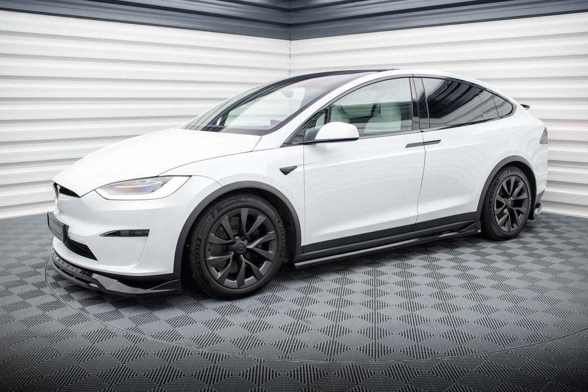 Maxton Design side extensions for Tesla Model X montert på bil, sidevisning