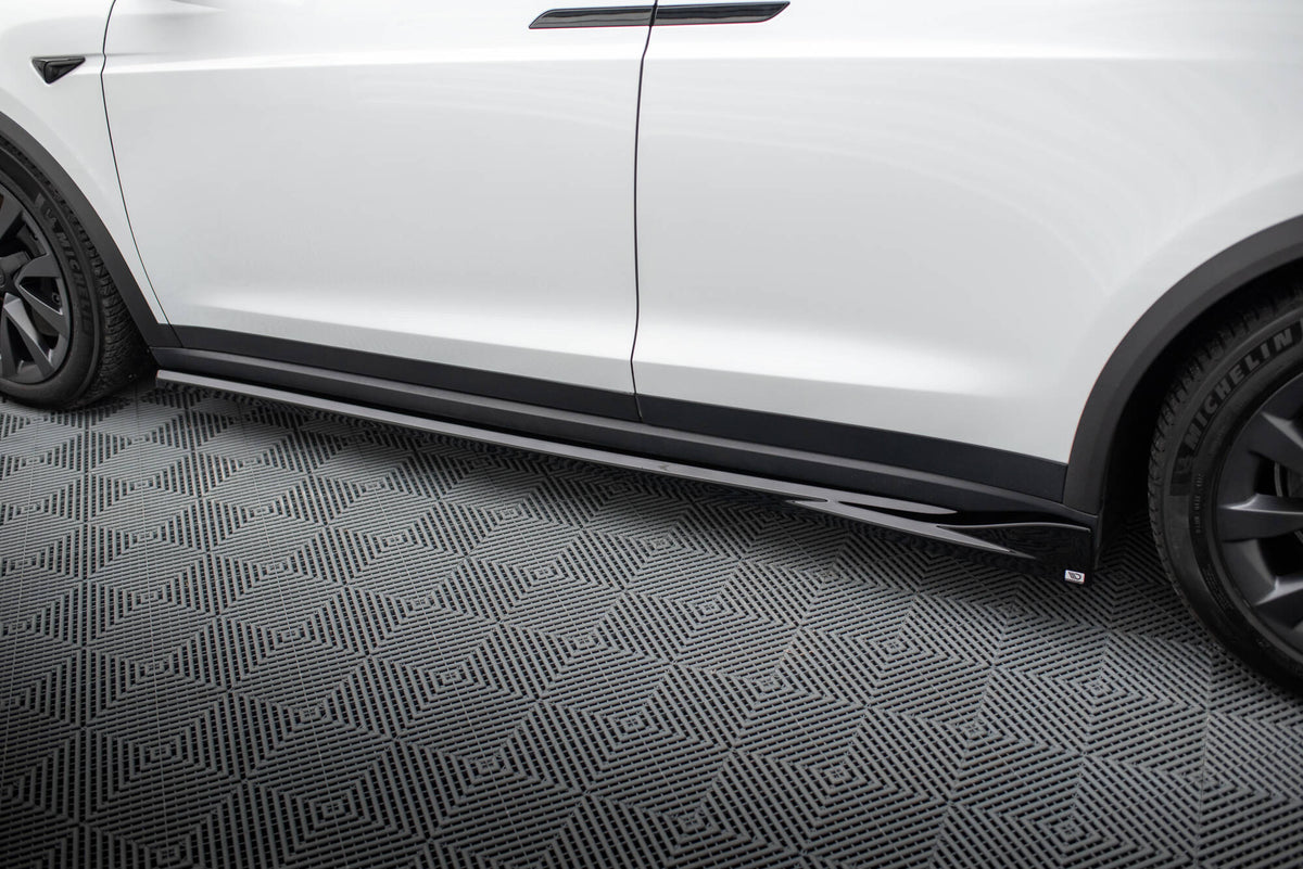 Nærbilde av sideskjørt i sort ABS-plast for Tesla Model X Facelift