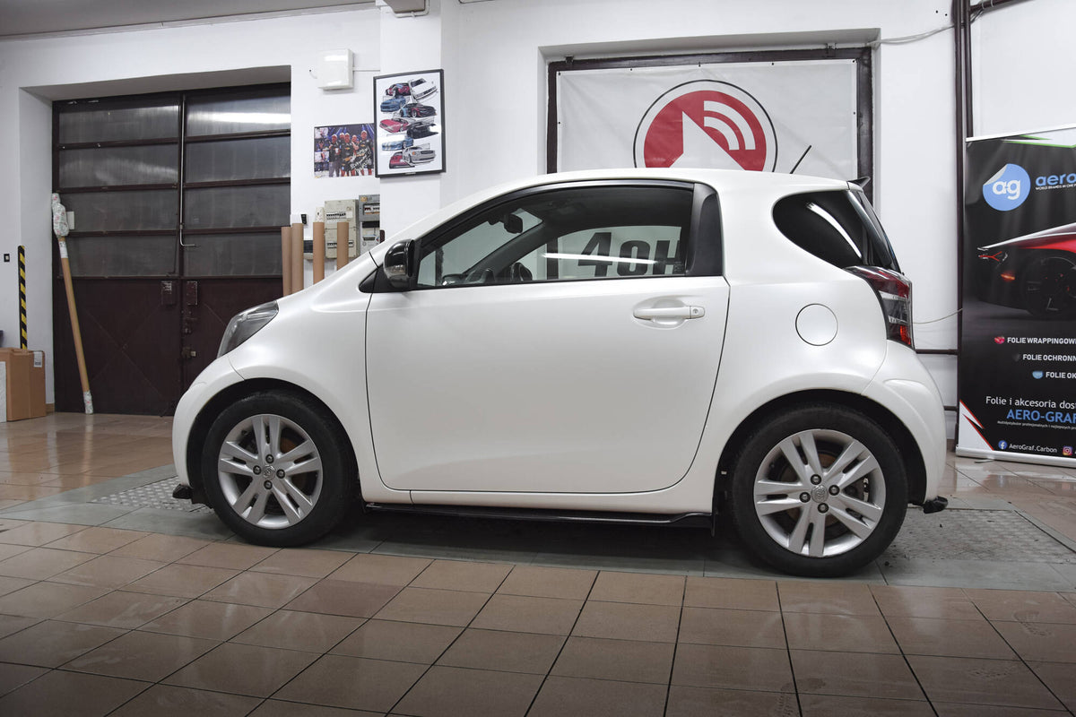 Sideskjørt-diffusorer til Toyota IQ i sort ABS-plast sett ovenfra