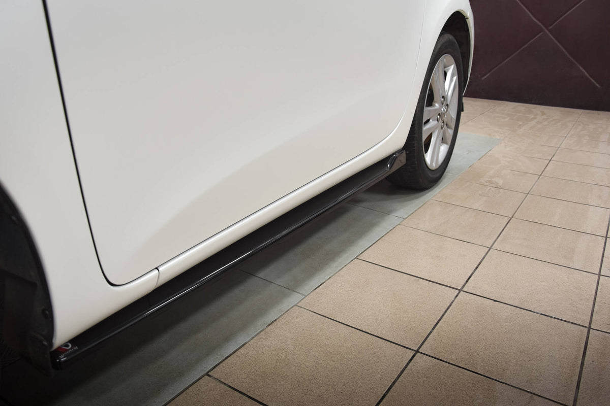 Nærbilde av sideskjørt-diffusor til Toyota IQ i sort ulakkert finish