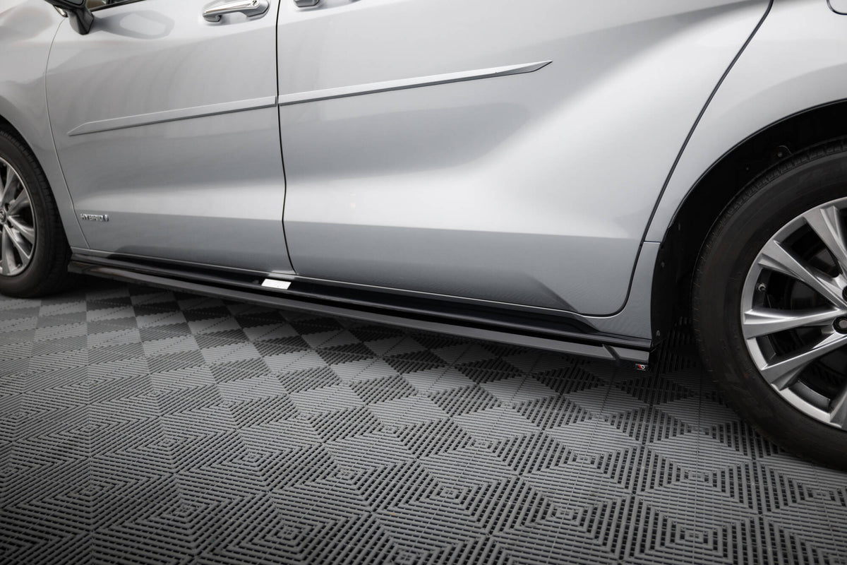 Nærbilde av sideskjørt i ABS-plast for Toyota Sienna MK4 med strukturert overflate