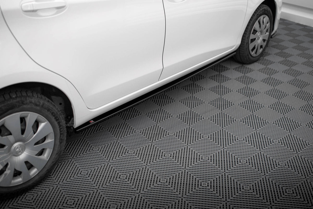 Nærbilde av sideskjørt-diffuser montert på Toyota Yaris MK3 Facelift