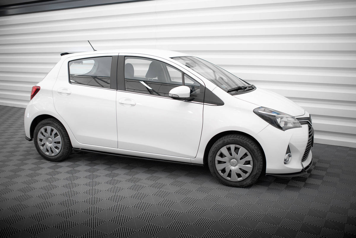 Maxton Design sideutvidelse for Toyota Yaris sett fra skrå vinkel
