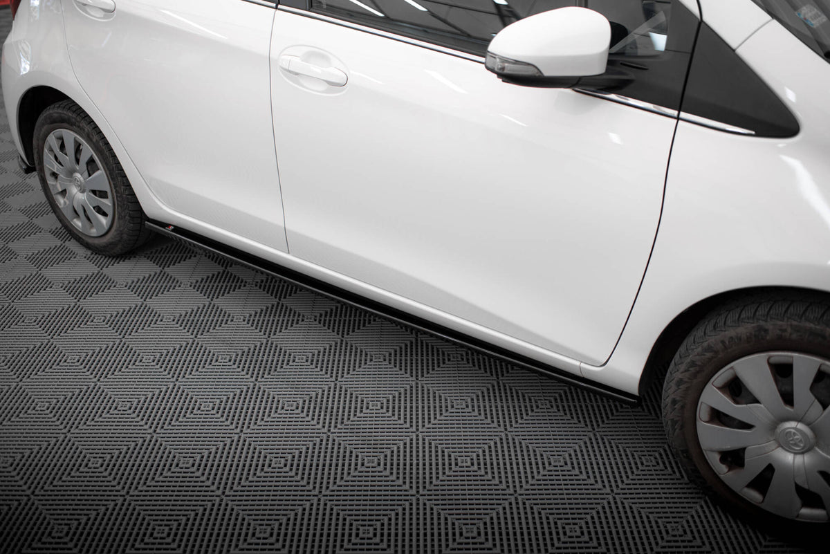 Sideskjørt-diffusorer til Toyota Yaris MK3 Facelift vist ovenfra på mørk bakgrunn