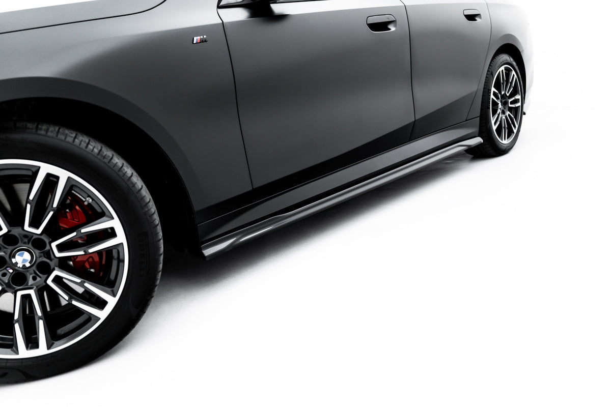 Sideskjørt BMW 5 G60 M-Pakke V.1 fra Maxton Design, svart ABS-plast, sett forfra