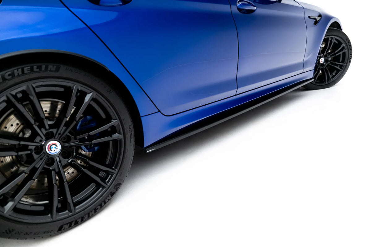 Detaljbilde av Gloss Black overflate på sideskjørt til BMW M5 F90