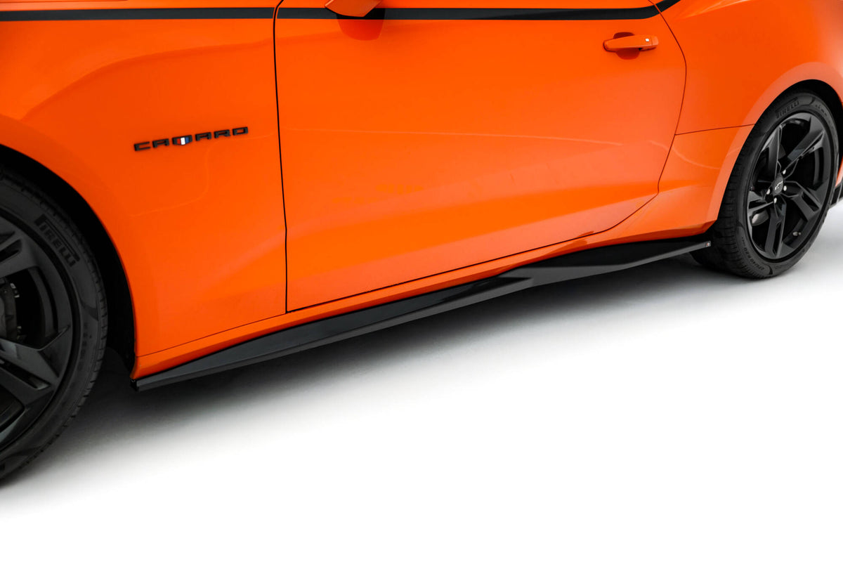 Sideskjørt V.1 til Chevrolet Camaro SS Facelift sett ovenfra på hvit bakgrunn