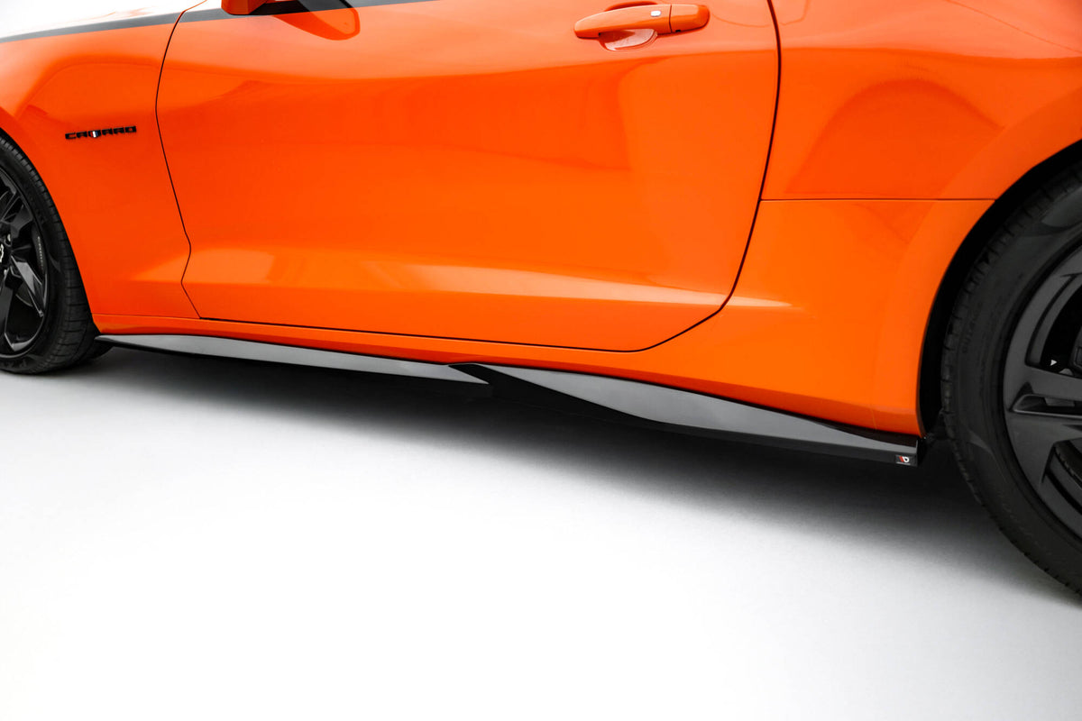 Nærbilde av sideskjørt-diffusor for Camaro SS Mk6 Facelift med strukturert overflate