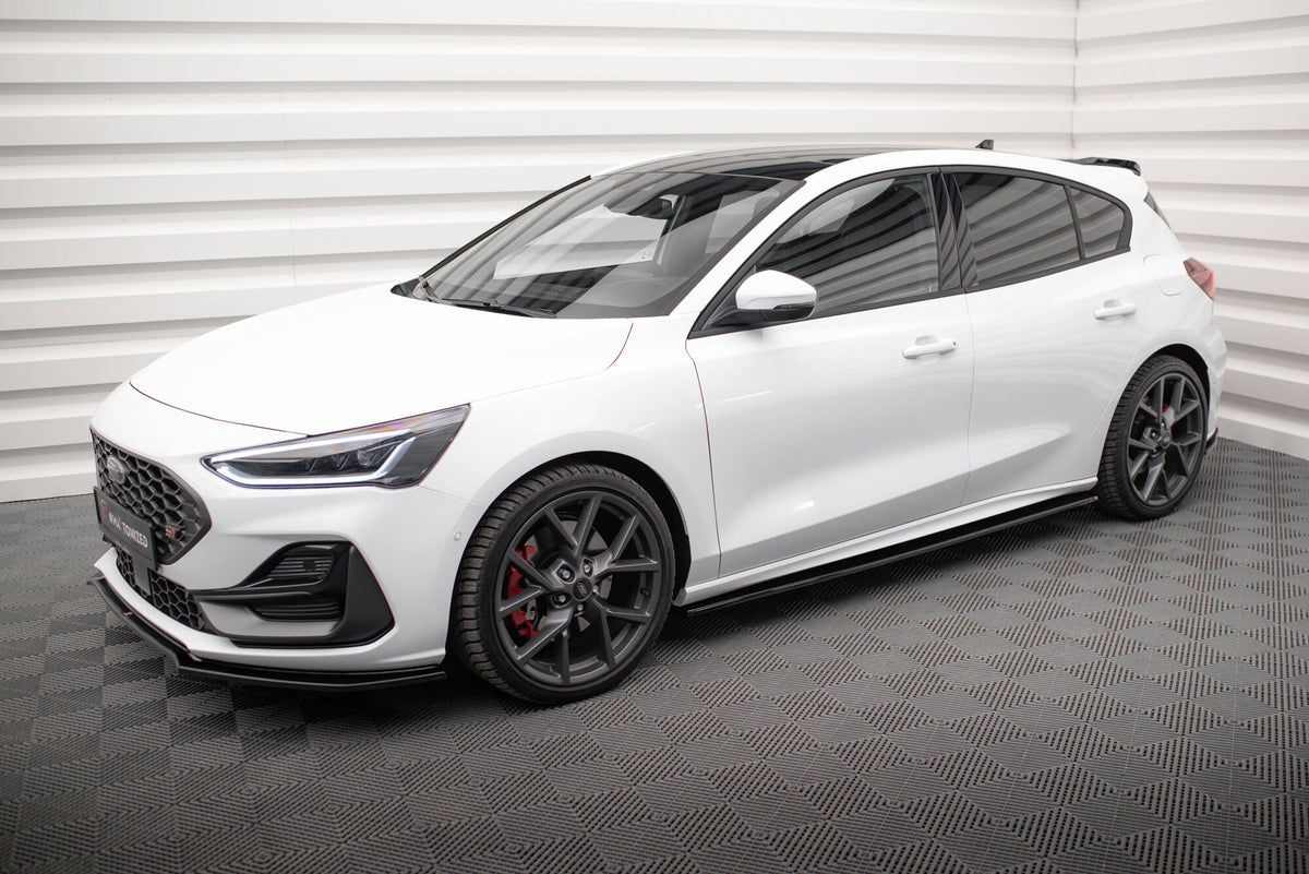 Nærbilde av sideskjørt diffuser montert på Ford Focus ST-Line Mk4 Facelift