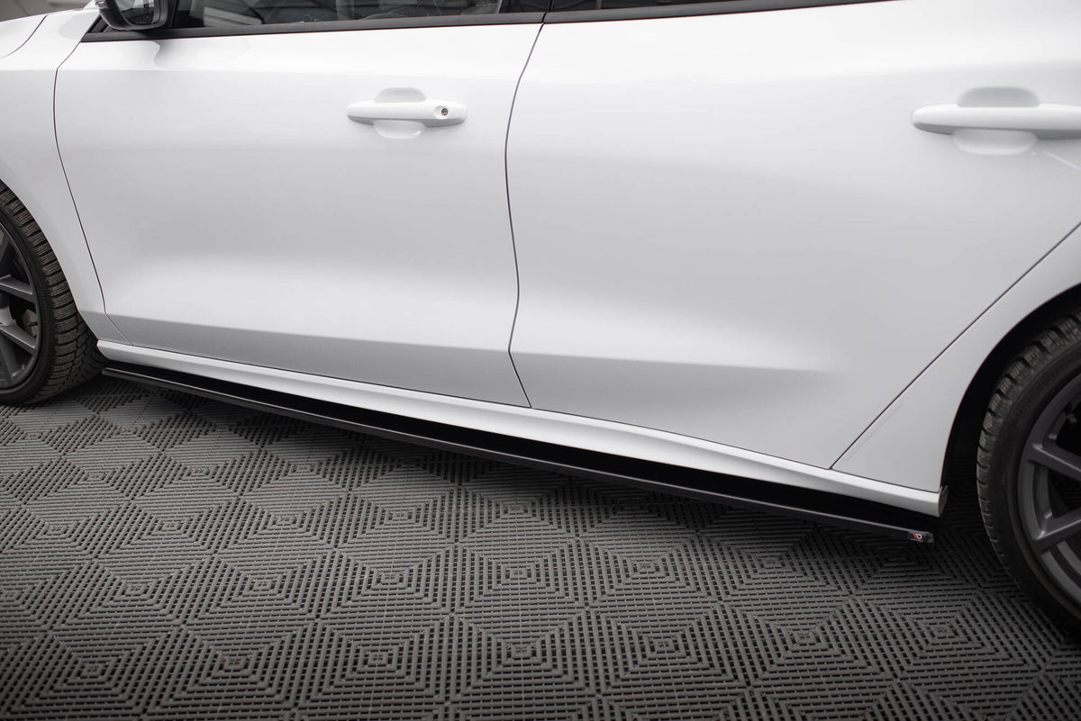 Sideskjørt diffusers fra Maxton Design til Ford Focus Mk4 Facelift i blank sort