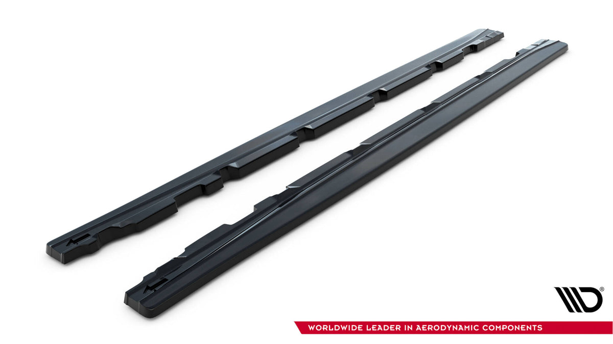 Detalj av blank sort sideskjørt diffuser på Ford Focus ST Hatchback Mk4