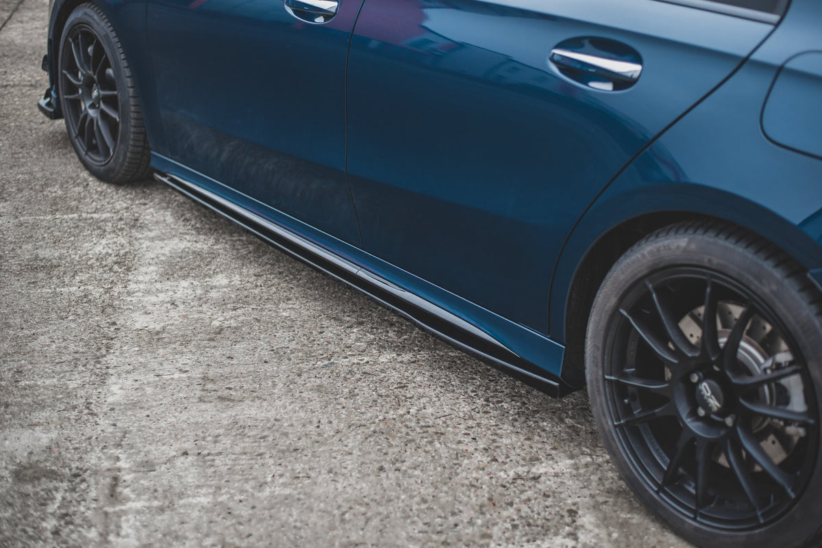 Overflatedetalj av sideskjørt V.1 i strukturert sort for Mercedes A35 AMG W177