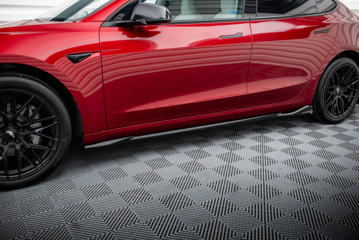 Sideskjørt V.1 montert på Tesla Model 3 MK1, sett fra siden med sporty design langs dørtersklene