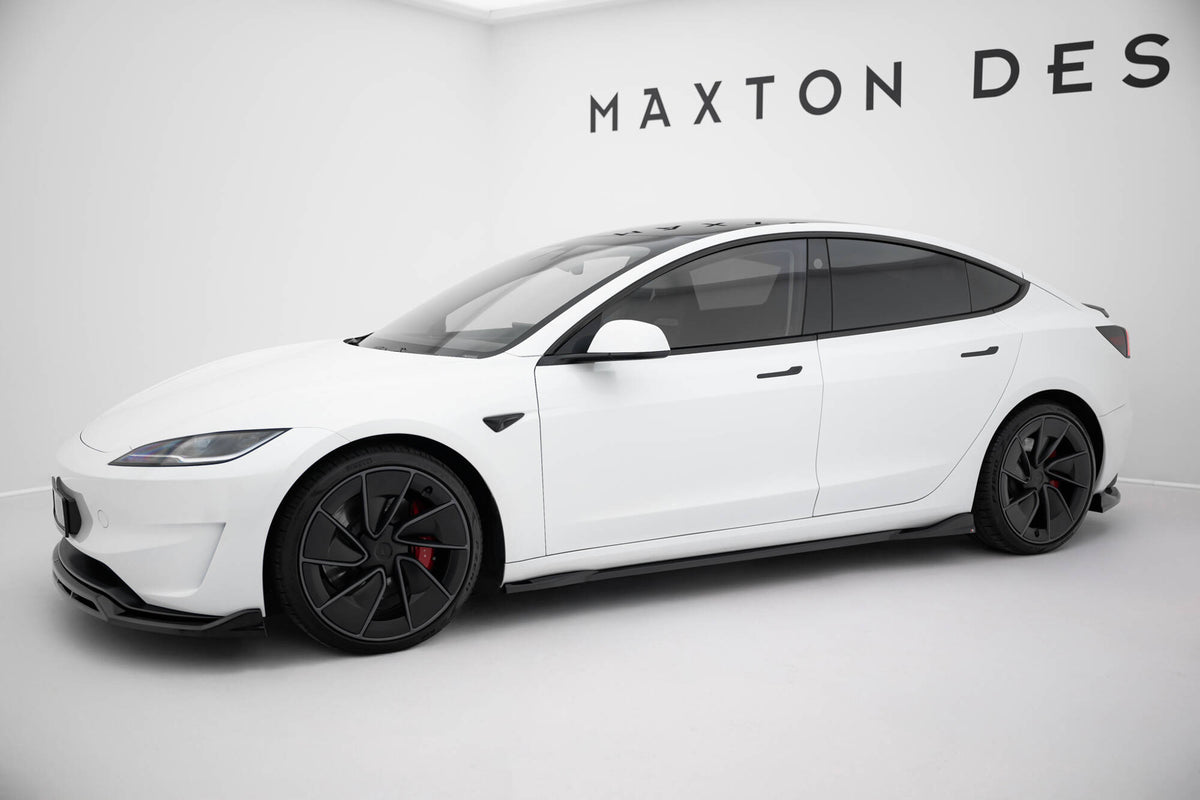 Nærbilde av sideskjørt diffuser i ABS Gloss Black for Tesla Model 3 Performance