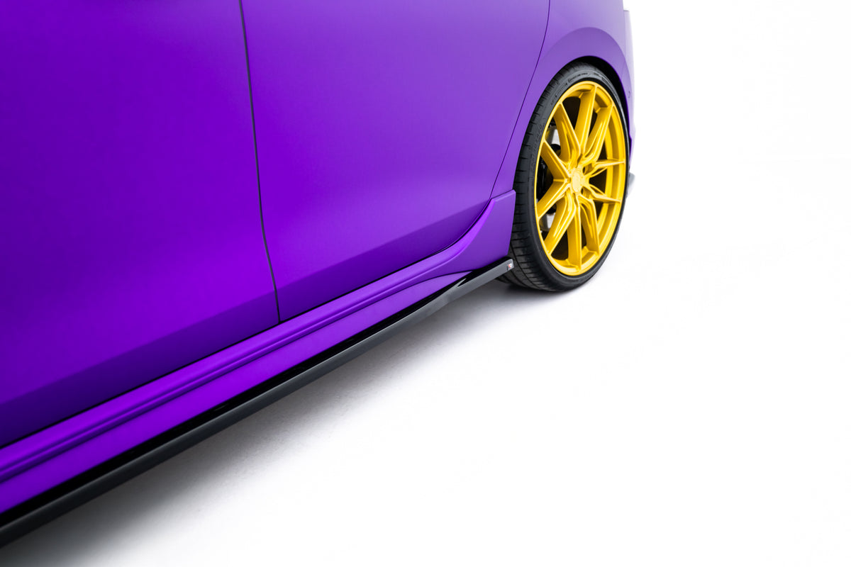 Detalj av Maxton sideskjørt diffuser i ABS-plast til Golf R Mk8 Facelift
