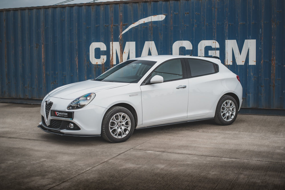 Maxton Design sideskjørt V.2 montert på Alfa Romeo Giulietta sett fra siden