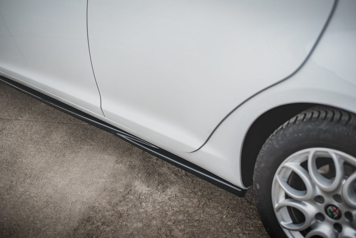 Nærbilde av sideskjørt V.2 i strukturert svart ABS-plast til Giulietta
