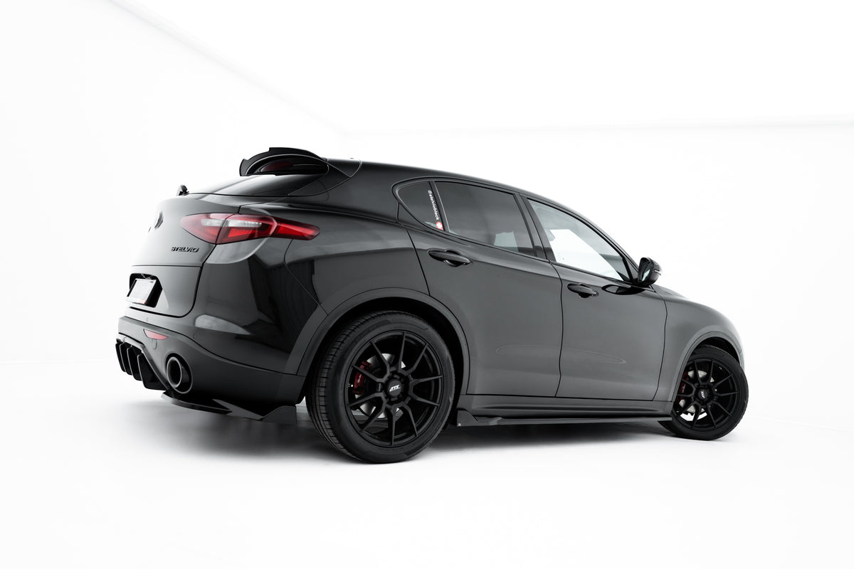Par med sideskjørt V.2 for Stelvio Mk1 lagt ut på flate sett ovenfra