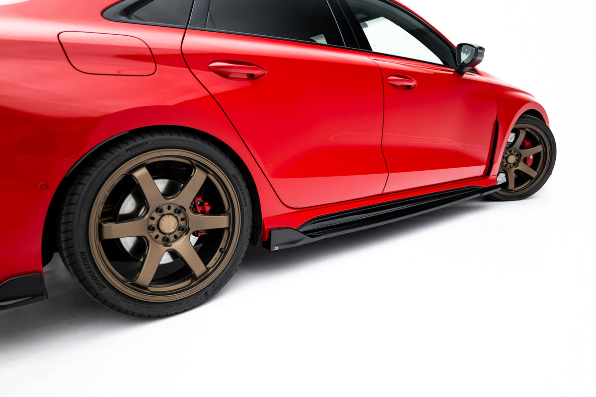 Nærbilde av sideskjørt V.2 for Audi RS3 8Y Facelift som viser tekstur og aerodynamisk design i sort finish