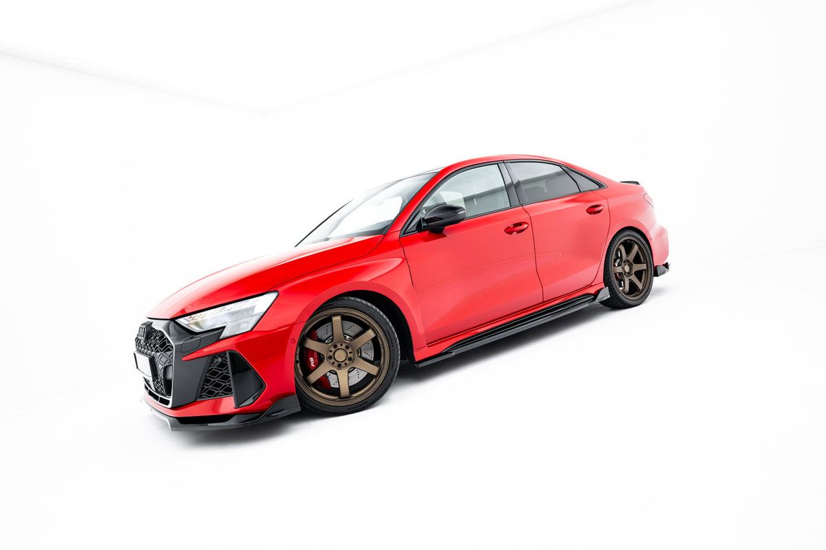 Audi RS3 Sedan 8Y med V.2 sideskjørt sett fra front-skrå vinkel, sømløs overgang fra frontsplitter til terskel