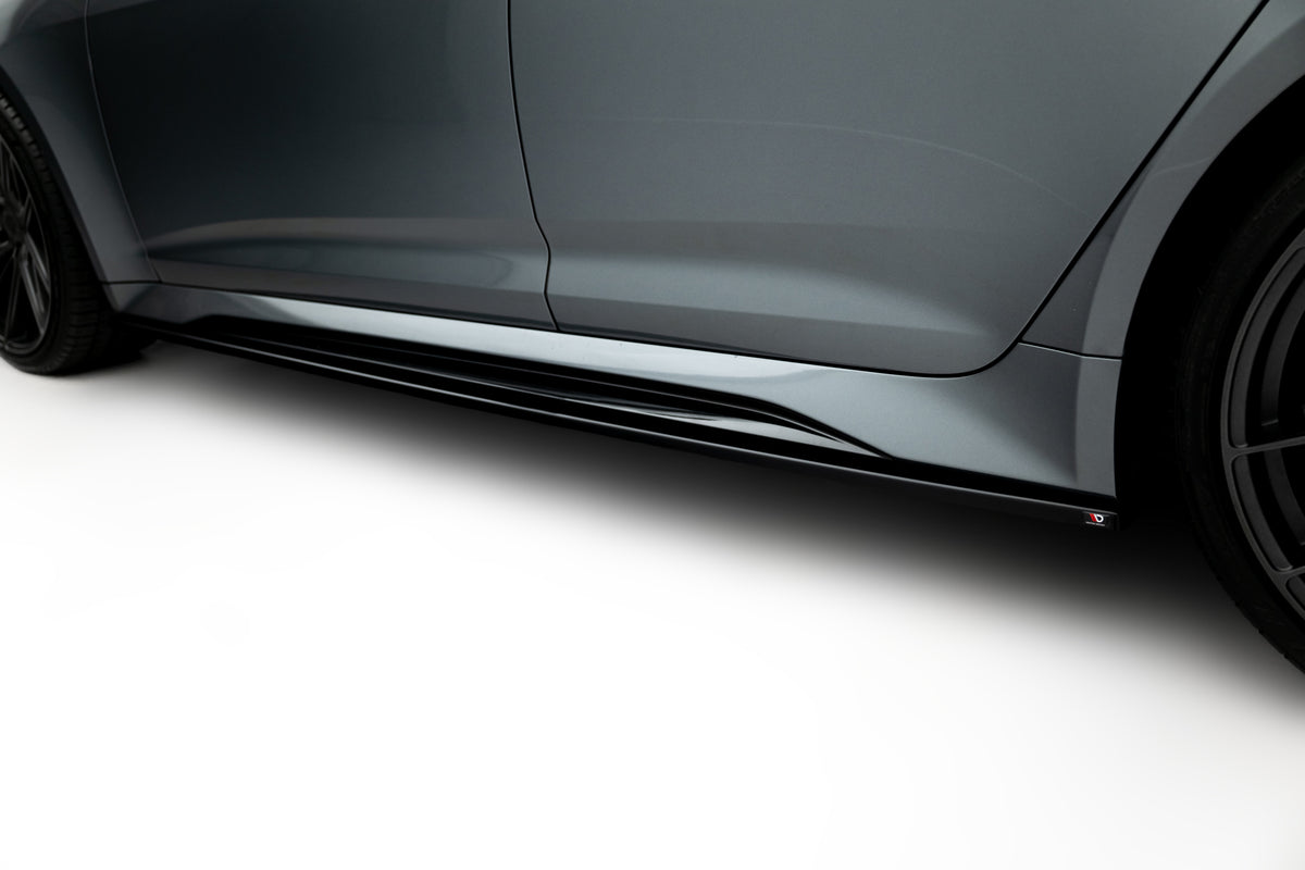 Nærbilde av Gloss Black-overflate på sideskjørt diffuser til Audi RS6 C8