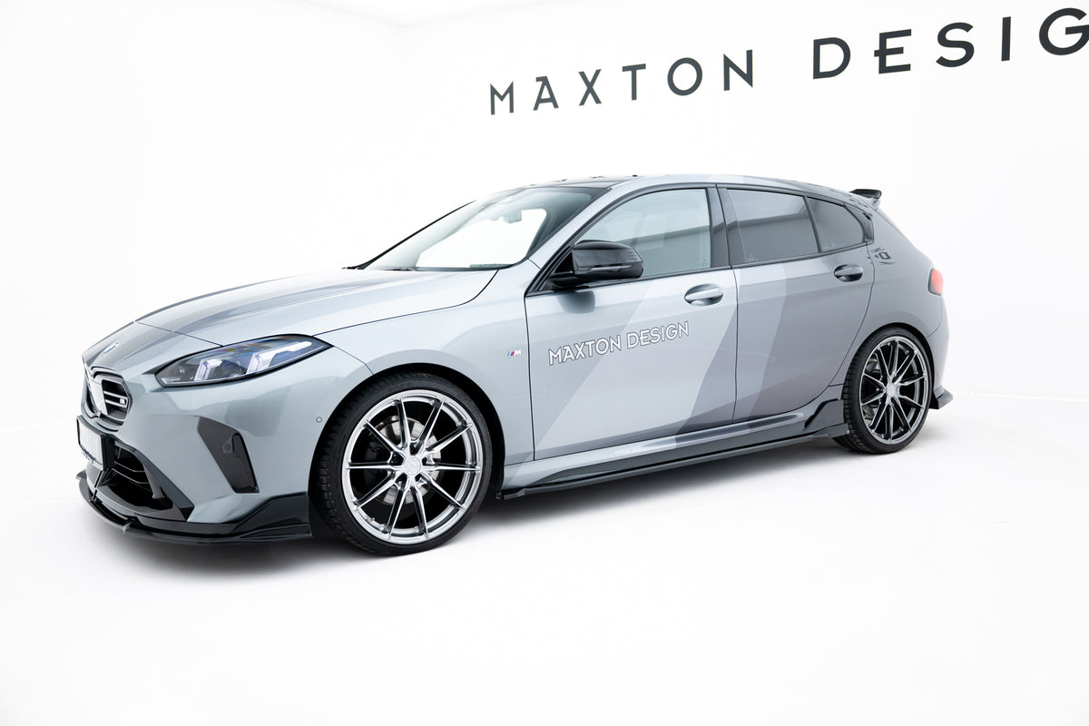 Nærbilde av sideskjørt diffuser til BMW M135i F70 med Gloss Black finish