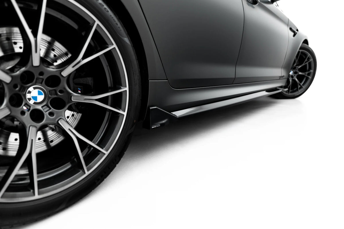 Detalj av Gloss Black overflate på sideskjørt til BMW M5 F90