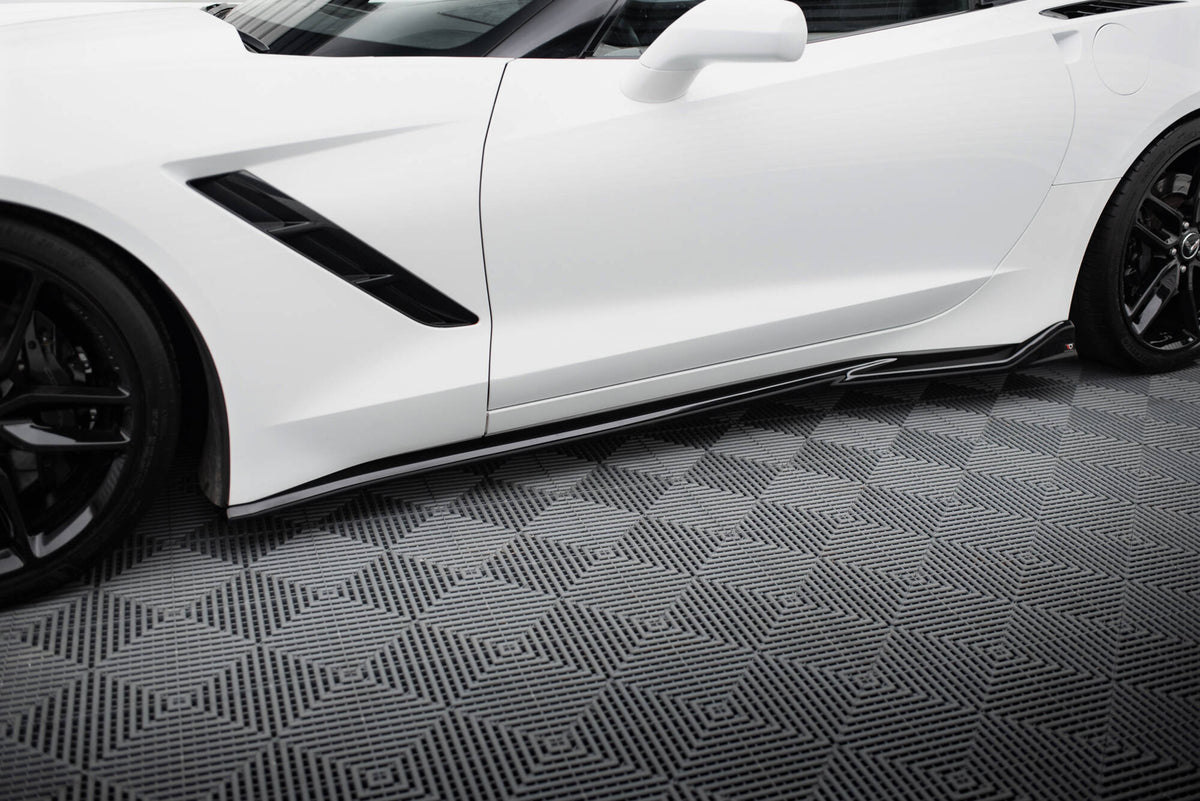 Sideskjørt-diffusorer V.2 for Corvette Stingray C7 sett ovenfra på sort bakgrunn
