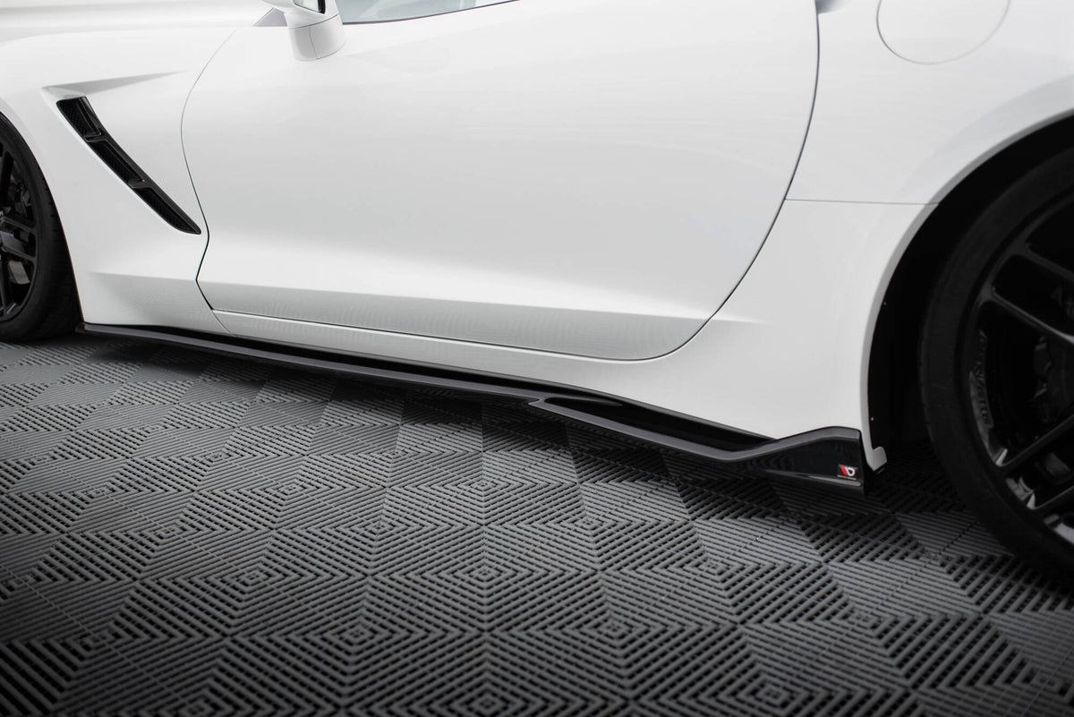 Nærbilde av sideskjørt-diffusor V.2 i sort ABS-plast for Corvette C7