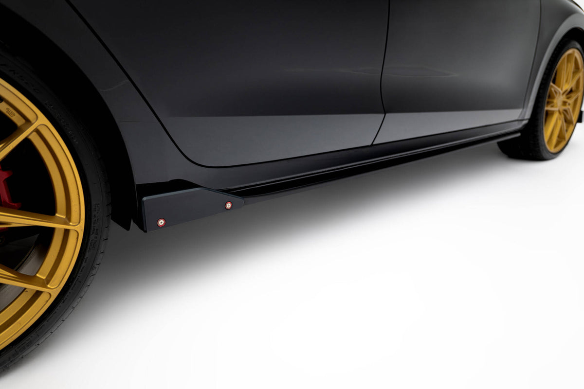 Nærbilde av sideskjørt-diffuser med flaps til Octavia RS Combi Mk4 Facelift