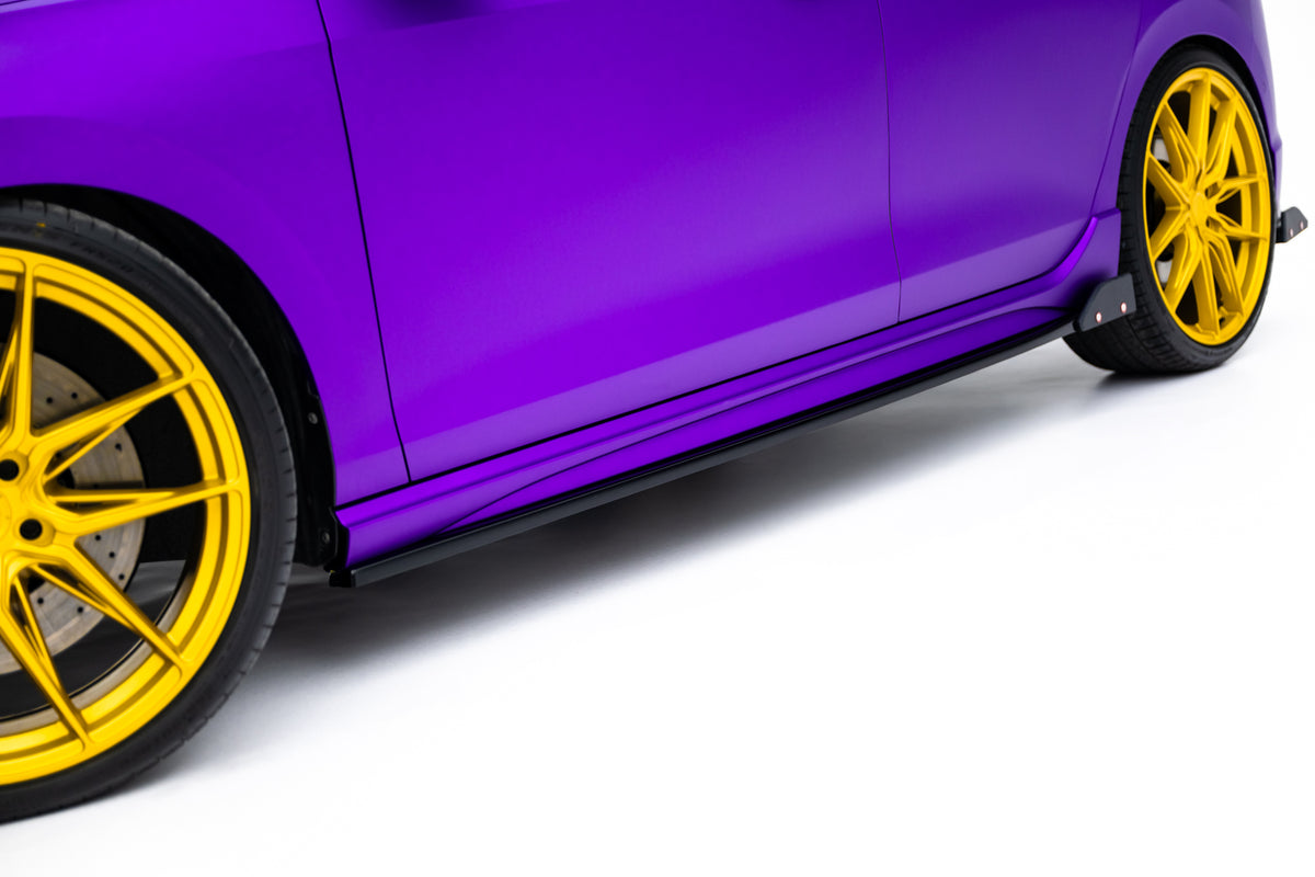Nærbilde av sideskjørt-diffuser med flaps i matt sort Street Pro til Golf R Mk8