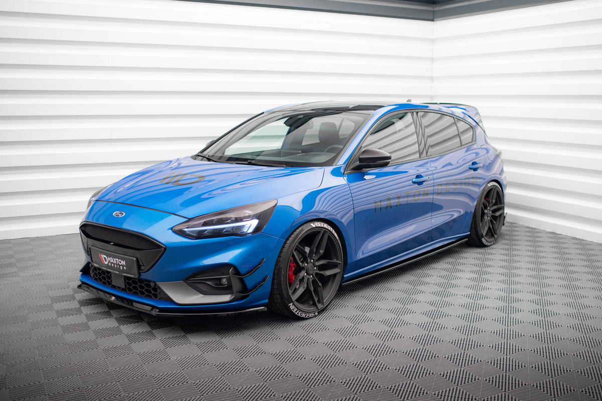 Maxton Design sideskjørt montert på Ford Focus ST MK4 sett fra siden