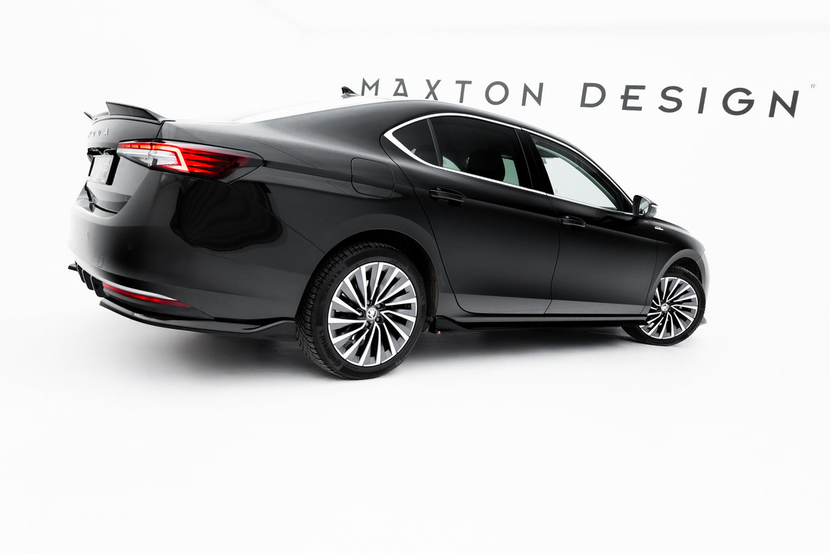 Maxton Design sideskjørt-diffusorer V.2 montert på Skoda Superb MK4 sett fra siden