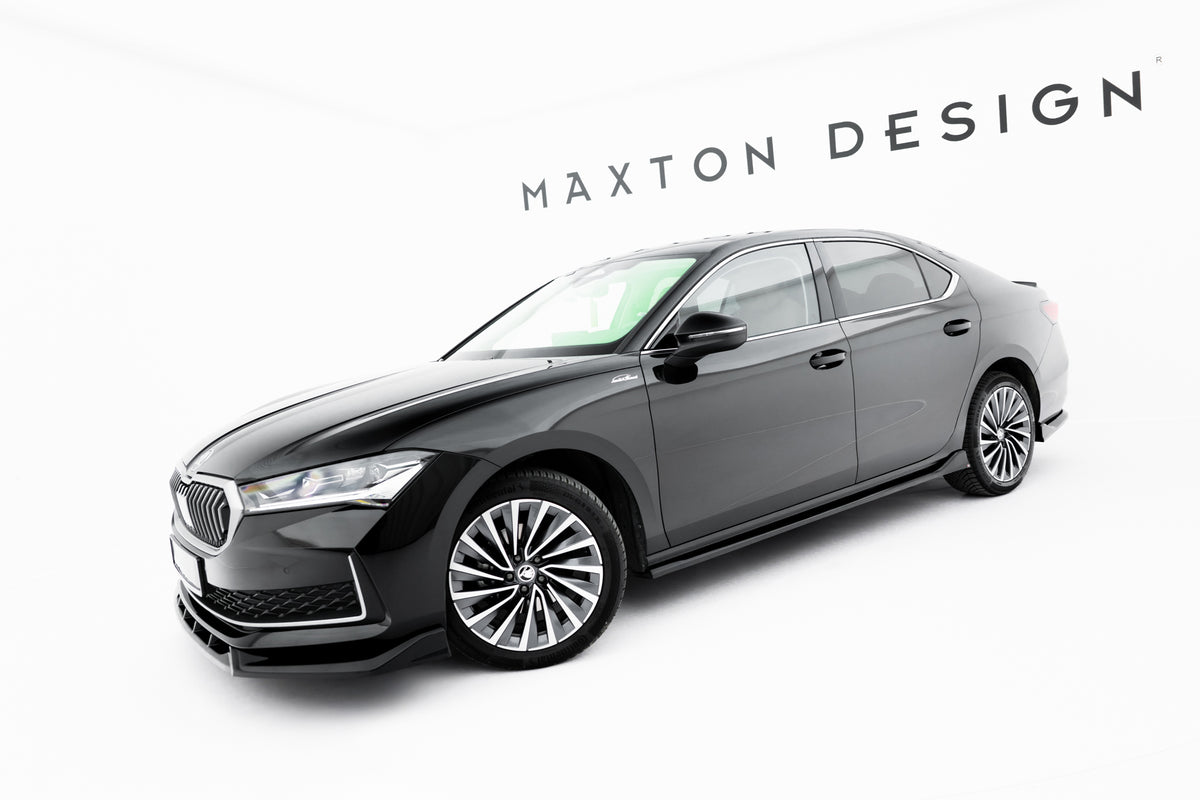 Nærbilde av sideskjørt-diffusor V.2 for Skoda Superb MK4 i strukturert svart