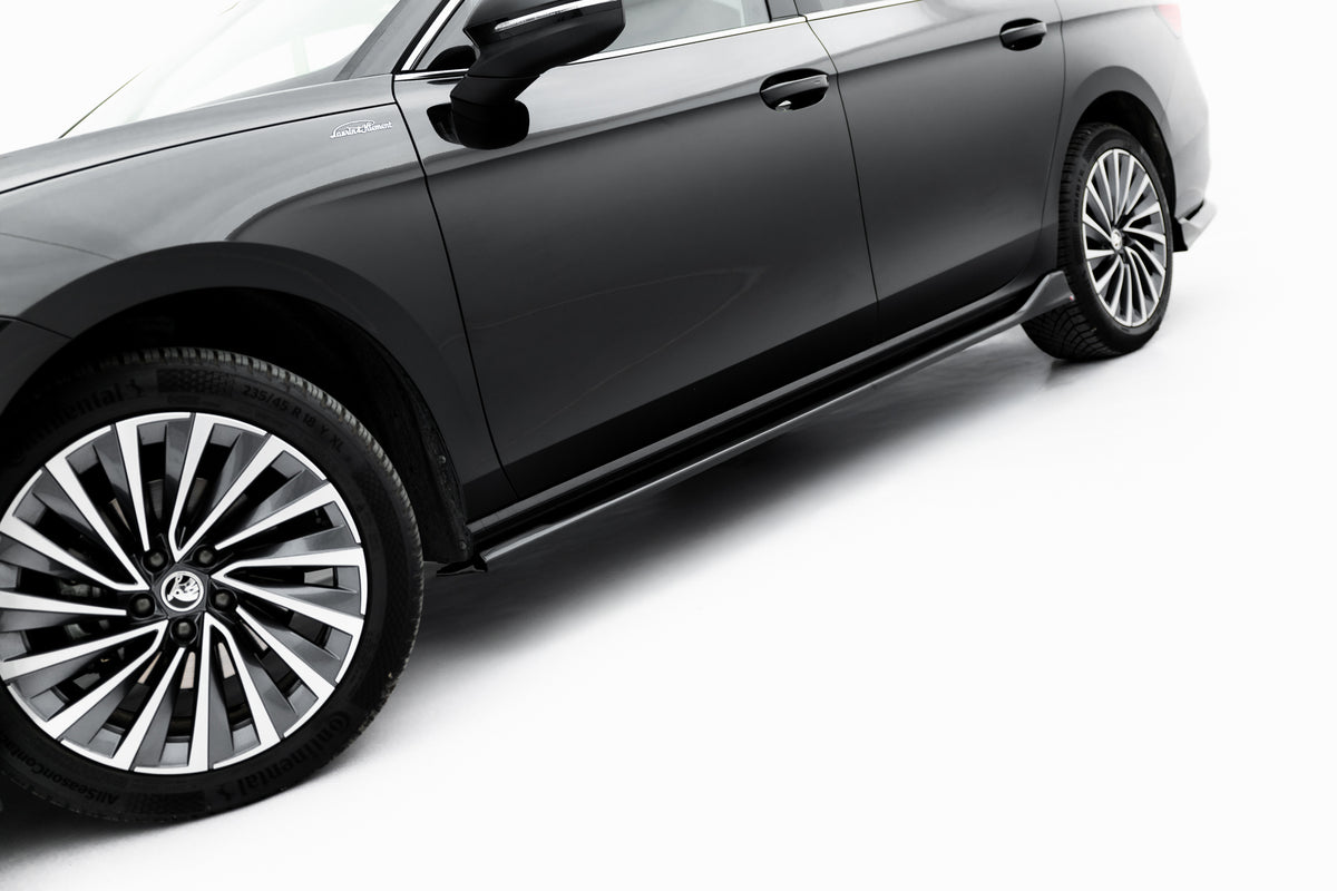 Sideskjørt-diffusorer V.2 til Skoda Superb MK4 vist i skrå vinkel forfra